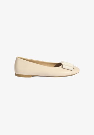 Beige leren balletschoenen met een puntige neus en een gestructureerde strikaccent aan de voorkant. Dunne tan rubberen zool. Glad afwerking.
