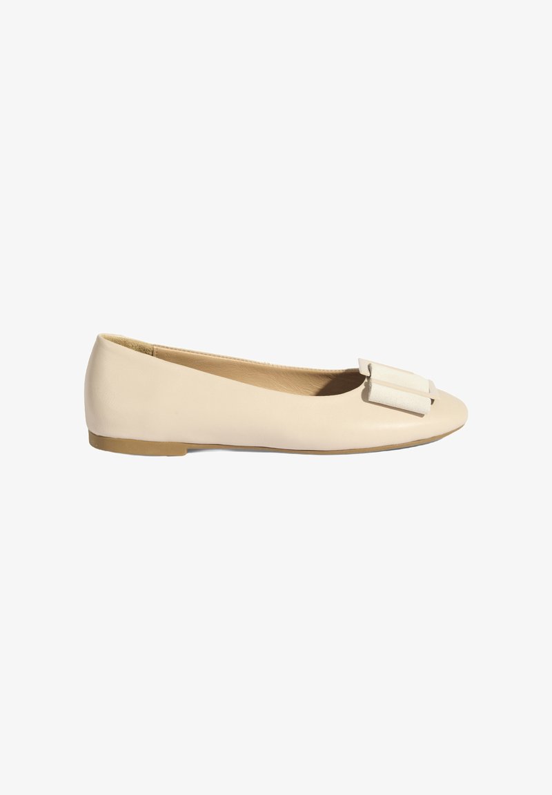 Ballerines en cuir beige avec un bout pointu et un accent en nœud texturé à l'avant. Semelle en caoutchouc fine couleur tan. Fini lisse.