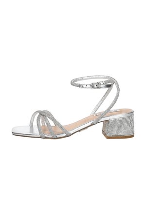 Zilveren sandalen met bandjes, lage blokhak bedekt met strass-steentjes, enkelbandje met gesp en open teen ontwerp.