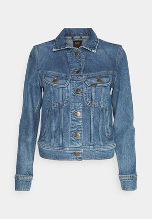 Blaue Jeansjacke von Lee mit Knopfleiste, zwei Brustklappentaschen, Seitentaschen und langen Ärmeln, dargestellt vor weißem Hintergrund.