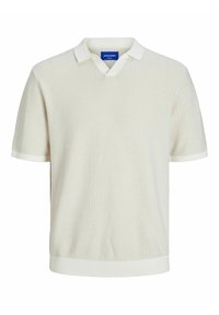 Polo tričko s krátkým rukávem ve světle krémové barvě, z texturované látky, s výstřihem do V, kontrastním tkaným límečkem a žebrovaným lemem. Značková etiketa viditelná uvnitř límce.