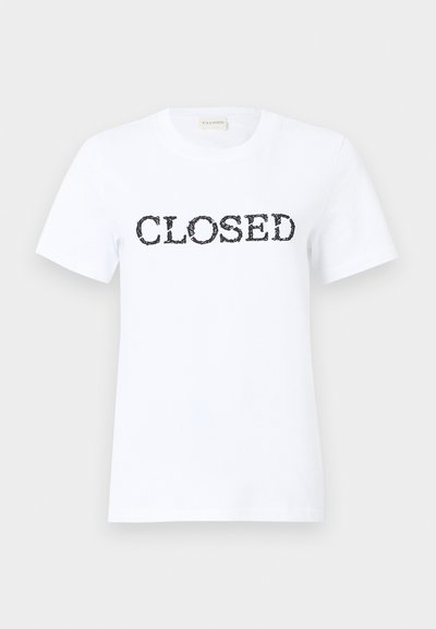 Hvit bomulls T-skjorte med ordet "CLOSED" trykket i svart, fet skrift over fronten. Korte ermer og en klassisk rund hals.