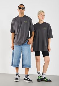YOURTURN UNISEX - T-shirts print - asphalt