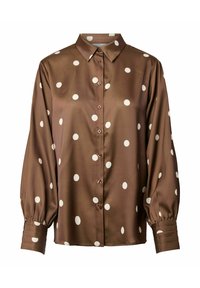 Blouse en satin marron à gros pois blancs, avec fermeture boutonnée, col pointu et manches froncées avec détails de poignets.