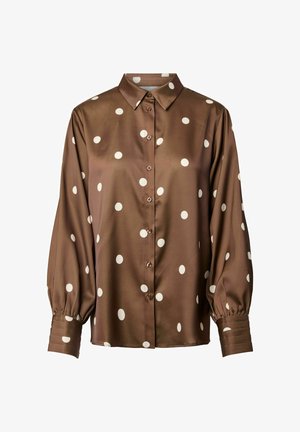 Bruine satijnen blouse met grote witte stippen, een knoopsluiting aan de voorkant, een puntige kraag en geplooide mouwen met manchetdetails.