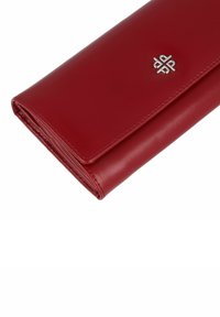 Portafoglio in pelle rossa con una texture liscia, dotato di un logo argentato. Ha una forma rettangolare e sottile e una chiusura a patta.