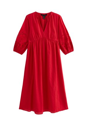 Robe en coton rouge avec un décolleté en V plongeant, des manches bouffantes 3/4 avec des découpes florales, et une taille froncée, tombant sous le genou.