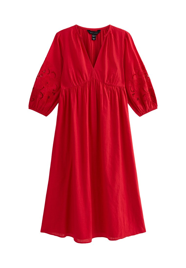 Rode katoenen jurk met een diepe V-hals, gebloemde 3/4 mouwen met uitsneden en een geraffineerde taille, die onder de knie valt.
