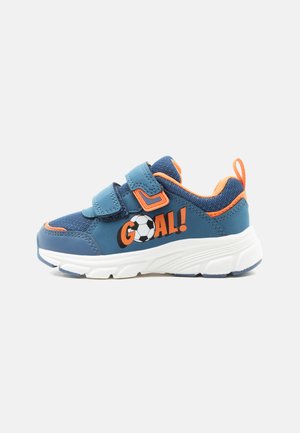 Baskets enfant bleu et orange avec bandes Velcro, semelle blanche, et texte « GOAL ! » avec un graphisme de ballon de football sur le côté.