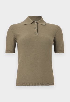 Tricou polo tricotat cu mâneci scurte, de culoare verde măsliniu, cu guler și trei nasturi, pe un fundal alb simplu.