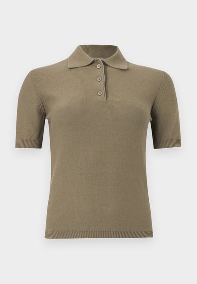 Πλεκτό πόλο μπλουζάκι με κοντά μανίκια σε ελαιόχρωμο πράσινο, με γιακά και τρία κουμπιά σε απλό λευκό φόντο.