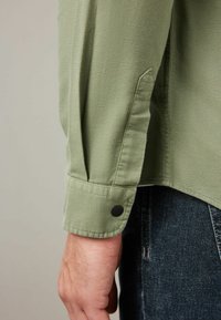 Next TWIN POCKET TEXTURED LONG SLEEVE - Marškiniai - khaki green