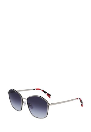 Occhiali da sole ottagonali con lenti scure sfumate, montatura metallica argentata e aste decorate con un motivo multicolore in rosso, bianco e nero.
