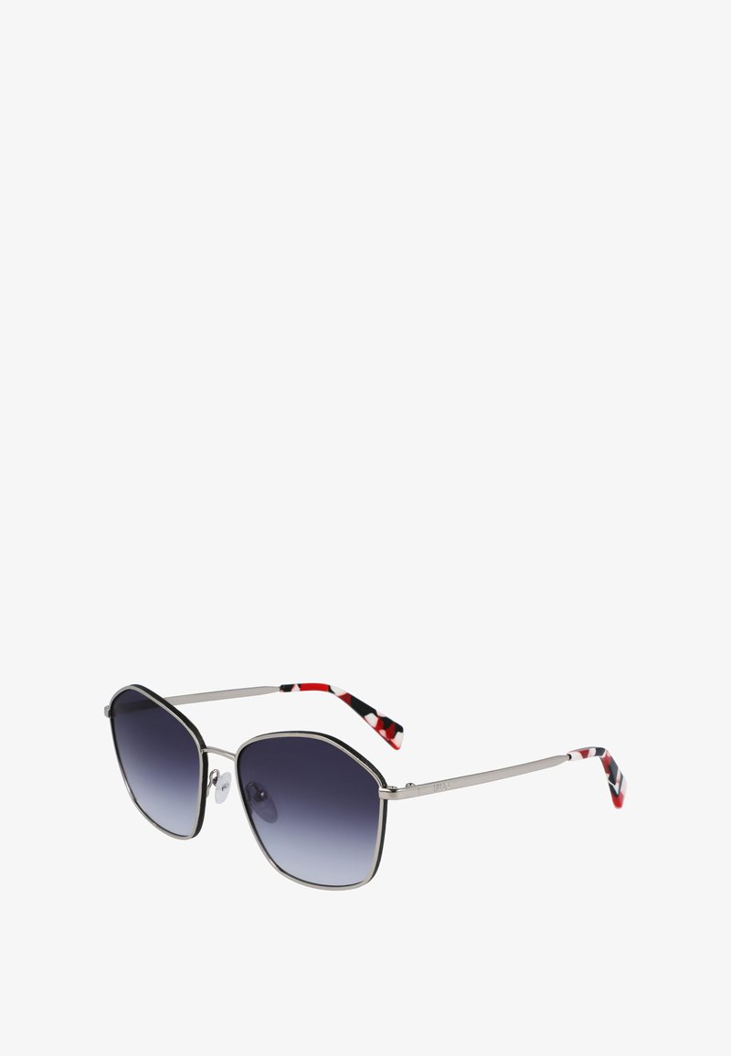 Óculos de sol octogonais com lentes escuras de degradê, armação metálica prata e braços em padrão multicolorido em vermelho, branco e preto.
