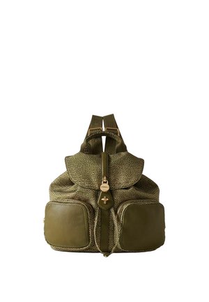 Sac à dos vert texturé avec deux poches zippées à l’avant, une fermeture à rabat avec un fermoir doré et des bretelles réglables.