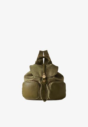 Zaino verde testurizzato con due tasche frontali con zip, chiusura a patta con fermaglio dorato e spallacci regolabili.