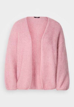 Ružová cardigan vyrobená z mäkkého, nadýchaného materiálu. Má voľný strih, otvorený predný diel a zaoblené rukávy. Celý úplet je textúrovaný.
