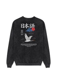 Černá dlouhá rukávová košile s japonským jeřábem, modrou horou, červeným sluncem, mraky a japonskými znaky na zádech s krátkým popisem.
