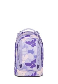Mochila de tela duradera con un diseño de flores en tonos morados, que cuenta con un asa superior, bolsillos laterales y un compartimento frontal con cremallera.