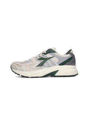 Chaussure de sport gris clair avec accents verts, présentant une tige en maille texturée, un col rembourré et une épaisse semelle blanche. Semelle extérieure en caoutchouc noir.