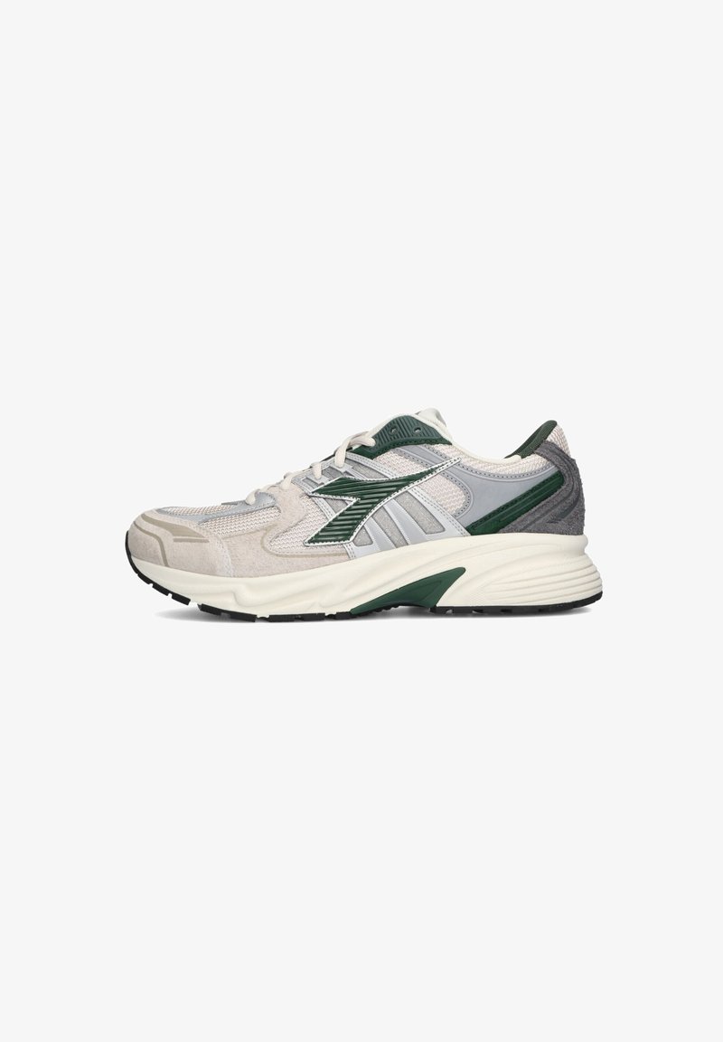 Zapatilla deportiva de color gris claro con acentos verdes, que presenta una parte superior de malla texturizada, cuello acolchado y una gruesa suela blanca. Suela exterior de goma negra.