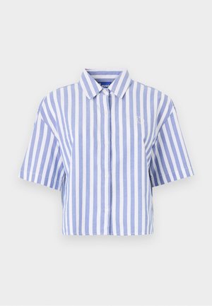 Camisa de manga corta recortada en rayas verticales en azul claro y blanco, con botones en la parte delantera, cuello clásico y tejido suave.