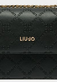 Černá kabelka z faux kůže s vyraženým vzorem loga, zlatým řetízkem a elegantním designem obdélníkového tvaru.