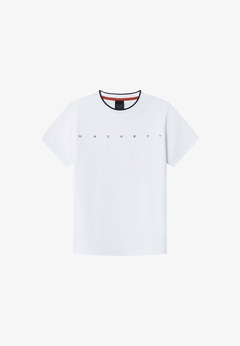 T-shirt en coton blanc à manches courtes, col rond, accents bleu marine et rouge sur le col, avec "HACKETT" imprimé en bleu marine sur la poitrine.