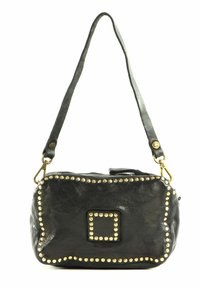 Borsa a tracolla in pelle nera con borchie dorate lungo i bordi, forma rettangolare, tracolla regolabile e un accento quadrato decorativo.