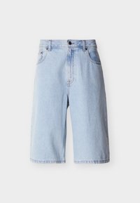 Ανοιχτό γαλάζιο τζιν σορτς μήκους μέχρι το γόνατο με μπροστινό κουμπί και φερμουάρ, θηλιές για ζώνη και πλαϊνές τσέπες, απεικονίζεται σε απλό φόντο.