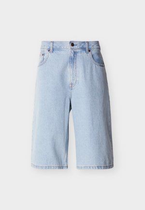Pantaloncini di jeans azzurro chiaro fino al ginocchio con bottoni frontali e cerniera, passanti per cintura e tasche laterali, esposti contro uno sfondo neutro.