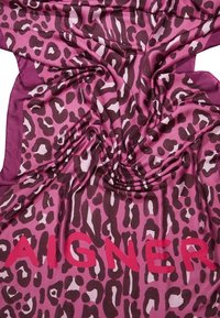 Écharpe imprimé animal rose et bordeaux en tissu doux, présentant un logo "AIGNER" en lettres majuscules bien visibles. Texture avec des motifs variés.