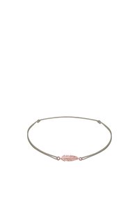 Braccialetto regolabile con un sottile cordino grigio e un ciondolo a forma di piuma metallica rosa al centro. Design semplice, texture leggera.