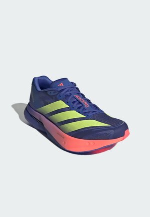 Chaussure de course bleue et vert néon avec semelle corail, lacets et texte "ADIZERO" sur la languette, vue en plan trois quarts sur fond blanc.