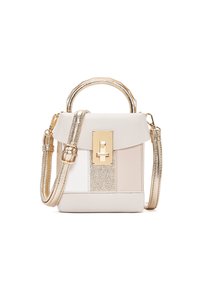 Borsa strutturata in materiali bianchi, crema e oro strutturato. Presenta una chiusura in hardware dorato, una tracolla rimovibile e una maniglia superiore.