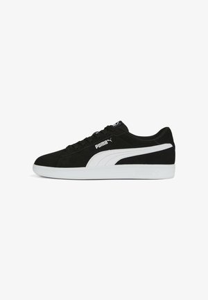 Crne suede tenisice s bijelim detaljima, s debelim bijelim gumenim potplatom i istaknutim Puma logotipom sa strane i na jeziku.