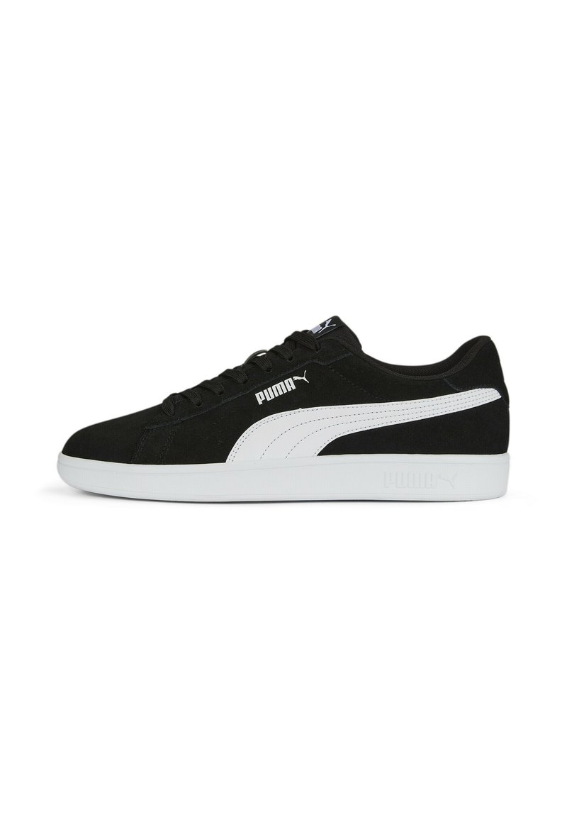 Zapatillas de ante negras con acentos blancos, que cuentan con una gruesa suela de goma blanca y un destacado logo de Puma en el lateral y en la lengüeta.