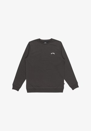 Sweatshirt gris foncé en tissu doux, avec un col ras du cou, des manches longues et un petit texte logo blanc sur la poitrine.