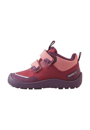 Dziecięce buty outdoor w odcieniach różu i fioletu z dwoma regulowanymi paskami, teksturowaną podeszwą oraz pętlami na pięcie i języku.
