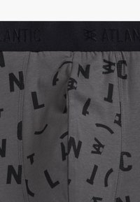 Szare bokserki z czarnym elastycznym paskiem z napisem "ATLANTIC". Posiadają wzór z czarnymi literami na materiale. Teksturowany bawełniany materiał.