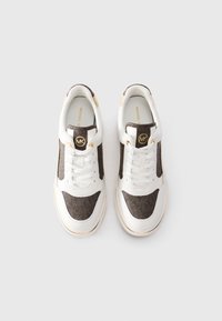 Un paio di sneakers Michael Kors bianche e marroni con logo e dettagli dorati, viste dall'alto su uno sfondo bianco.