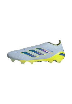 Scarpa da calcio Adidas Predator bianca e gialla con strisce blu iridescenti e tacchetti su sfondo bianco.