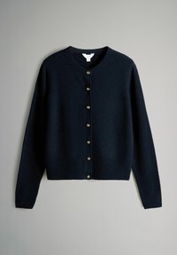 Mørkeblå cardigan lavet af blødt strikmateriale, med rund halsudskæring, lange ærmer og guldtonede knaplukninger foran.