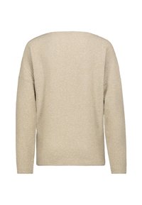 Beiger Strickpullover mit weiter Passform, überschnittenen Schultern und geripptem Muster an den Ärmeln. Ohne Muster oder sichtbare Verzierungen.