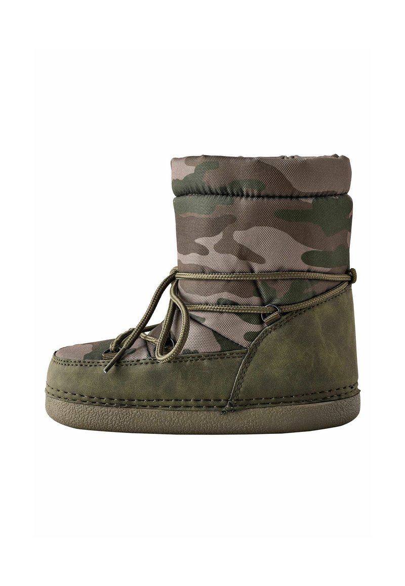 Bottine à motif camouflage avec un dessus rembourr�é, en synthétique vert et semelle en caoutchouc, présente un système de laçage et une surface texturée.