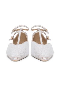 Scarpini da balletto in pelle bianca screpolata con cinturini alla caviglia, suole piatte e punta arrotondata. Finitura testurizzata notevole e interni di un beige chiaro.