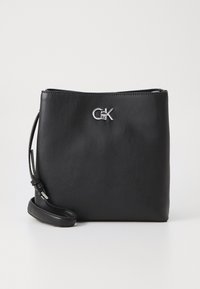 CONVERTIBLE BUCKET BAG - Ülerinna-kott - black