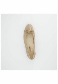 Ballerine in pelle beige con finitura lucida, punta arrotondata, bordi elasticizzati e un fiocco decorativo in corda intrecciata.