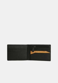Portafoglio in pelle nera con finitura testurizzata. Presenta slot per carte, una tasca con zip e un accento di pelle arancione all'interno. Design espandibile.