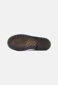 Σόλα παπουτσιού με μαύρο καουτσούκ, διαθέτοντας υφή για καλύτερο κράτημα και ελαφριά διαφάνεια. Σχηματισμένη για σταθερότητα.